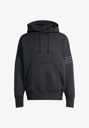 Felpa nera con cappuccio in tessuto morbido, dotata di tasca anteriore, cappuccio con cordino e tre righe orizzontali sulla manica sinistra.