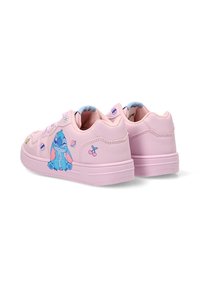 Zapatillas sinteticas rosas con un personaje de dibujos animados azul y acentos impresos coloridos. Punta redondeada y suela de goma plana con agarre texturizado.