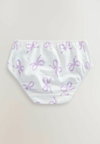 Valged naiste püksikud, millel on lavendlilindiga kikilipsud ja õrn pitsist ääris säärte avade ümber.