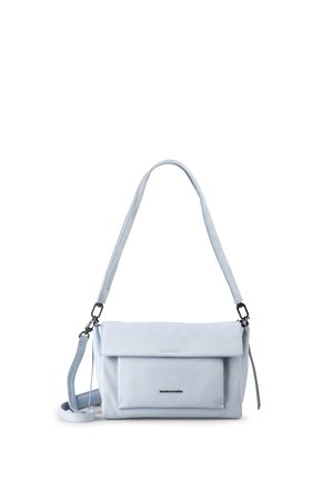 Hellblaues rechteckiges Umhängetäschchen mit vorderer Klappentasche und verstellbarem Riemen vor weißem Hintergrund.