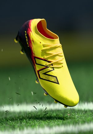 FURON V8 TEAM MG - Scarpe da calcio per erba sintetica - punch yellow/black 100/fire cracker