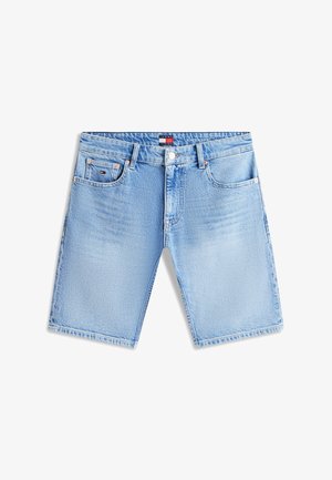 Hellblaue Jeansshorts mit vorderen Taschen, Gürtelschlaufen und einer kleinen Markenflagge an der rechten Tasche.