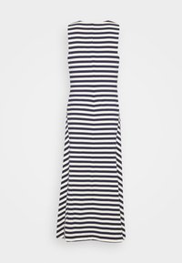 Granatowa i biała w paski bezrękawnikowa sukienka maxi z dopasowan ą górą, rozszerzanym dołem i bocznymi rozcięciami; wykonana z miękkiego, elastycznego materiału.