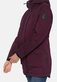 Giacca parka color amaranto con cappuccio, dotata di tasche frontali, dettagli neri e polsini regolabili. Realizzata in tessuto resistente con dettagli di cuciture.