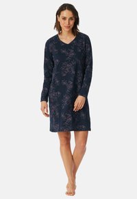 Abito lungo a maniche lunghe di colore blu navy con un motivo floreale in rosa chiaro, scollatura a V e una vestibilità comoda, realizzato in tessuto morbido e traspirante.