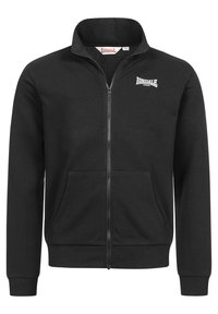 Sudadera negra con cremallera hecha de una mezcla de algodón, con un cuello alto, dos bolsillos frontales y detalle del logo en blanco en el pecho.