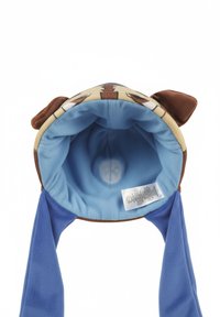 Chapeau en polaire présentant un visage d'animal marron avec des oreilles, une doublure bleue et de longues lanières bleues. Comprend une étiquette avec les instructions d'entretien.