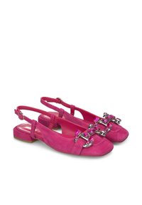 Scarpe slingback in suede rosa con punta quadrata, dotate di un accento metallico con gemme sul davanti e un tacco basso a blocco.