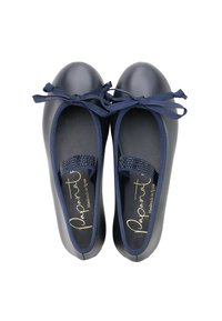 Bailarinas azul marino con un acabado liso y brillante. Cuentan con una banda texturizada con pedrería, cintas de tela para los lazos y punteras redondeadas.