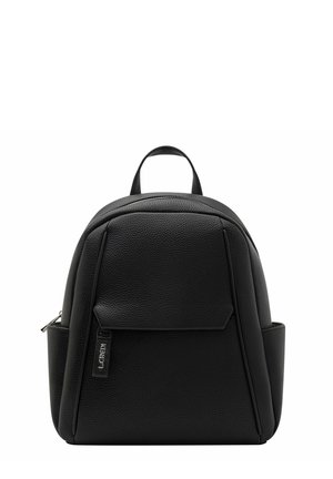 Sac à dos en cuir noir avec une surface texturée, doté d'une poche avant, d'une poignée supérieure et de poches latérales pour un rangement supplémentaire.