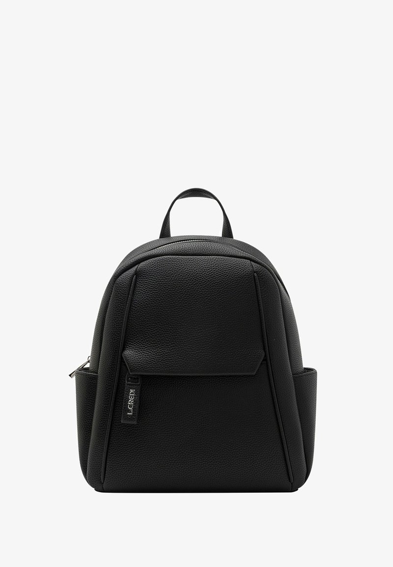 Mochila de cuero negro con una superficie texturizada, que cuenta con un bolsillo frontal, un asa superior y bolsillos laterales para almacenamiento adicional.