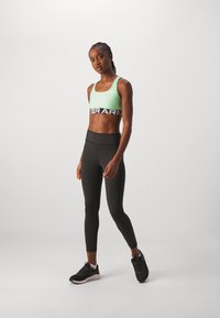 Under Armour - Stanik sportowy z średnim wsparciem