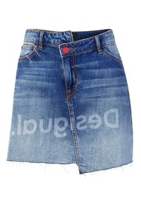 Mini falda de denim con un lavado azul claro, presenta un botón rojo, diseño corto, dobladillo deshilachado y logotipo impreso en la parte frontal.