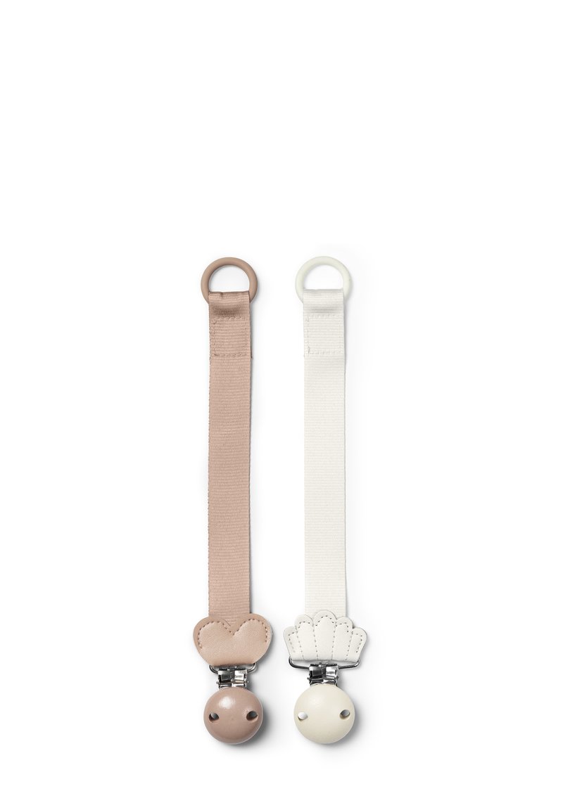 Två napphållare: en med en beige tygrem och brun silikon, den andra i vit med en rund krämfärgad silikon ände och dekorativ form.