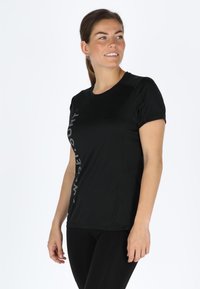 Black short-sleeve athletic shirt made of smooth fabric, featuring a side logo in gray. It has a round neckline and a fitted design.