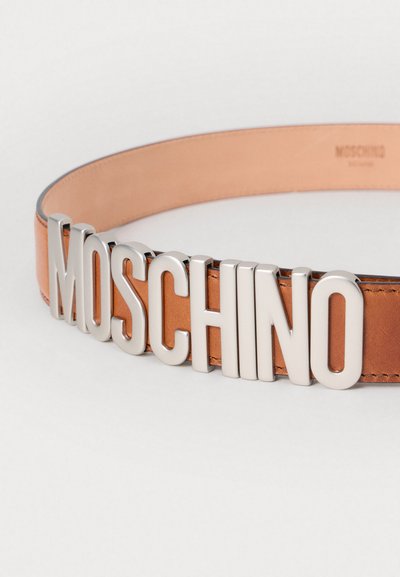 Cinto de pele castanha com um logotipo "MOSCHINO" em tom prateado como fivela, apresentando uma textura suave e um design de banda larga.