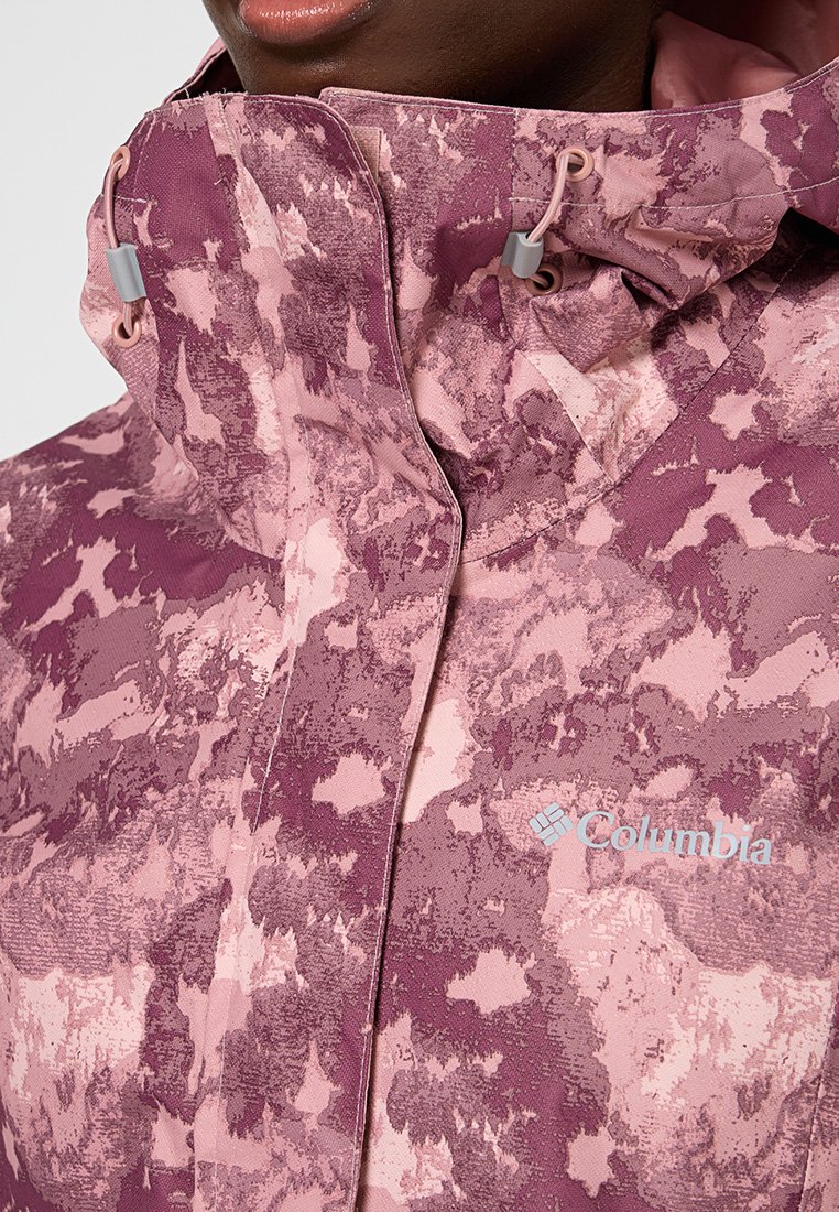 Wasserabweisende Jacke in verschiedenen Rosatönen mit einem strukturierten Tarnmuster. Verfügt über einen hohen Kragen und eine verstellbare Kapuze mit Zugbändern.