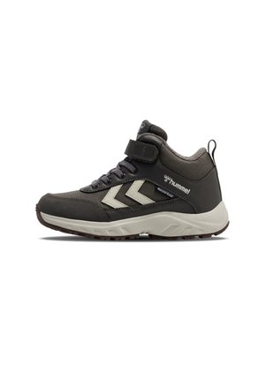 Mørkegrå vandtæt høj sneaker med hvid sål, snørebånd foran, velcrolukning og hvidt Chevron-logo på siden.
