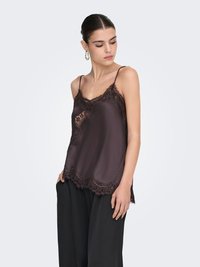 Camisole violet foncé en satin avec bordure en dentelle le long de l'encolure et de l'ourlet, dotée de bretelles spaghetti et d'une coupe ample.