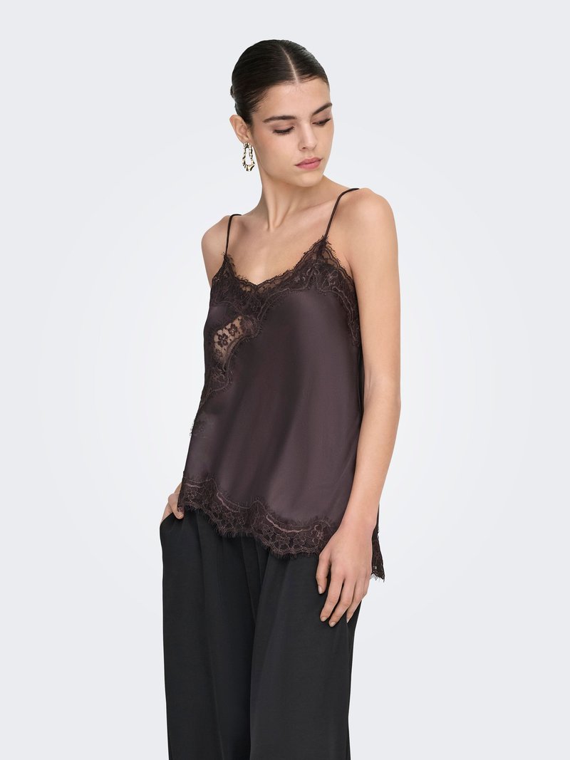Camisole violet foncé en satin avec bordure en dentelle le long de l'encolure et de l'ourlet, dotée de bretelles spaghetti et d'une coupe ample.