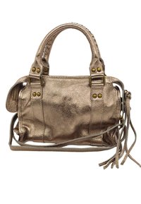 Sac à main en métal bronze avec deux poignées, une bandoulière amovible et une fermeture éclair. Surface texturée avec des accents décoratifs et des coutures.