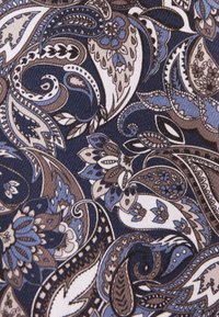 Motif paisley complexe avec des feuilles tourbillonnantes et des fleurs dans des nuances de bleu, marron, noir et blanc sur fond en tissu.
