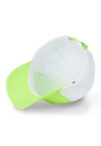 Casquette verte fluo avec un large bord et un dos en maille blanche respirante, dotée d'une sangle ajustable et de marquages intérieurs.
