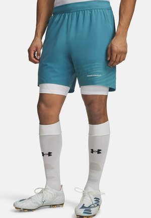 Turkooise sportshorts met een gladde textuur, voorzien van een subtiel gradiëntontwerp en een elastische tailleband. Draag ze met witte kniehoge sokken.