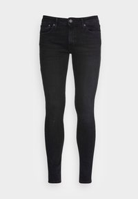 Jeans ajustados negros con una textura de denim suave, diseño de cinco bolsillos, cierre de botón de metal y pasadores para cinturón en la cintura.