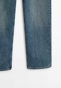 Blå denimjeans med rak ben-design, ljus tvätt och subtila blekningar. Avslutade med en standard fåll och klassiska sömnadsdetaljer.