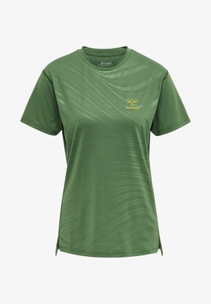 Grøn atletisk t-shirt lavet af åndbart materiale. Har rund hals, korte ærmer og teksturerede mønstre med en gul logo på forsiden.