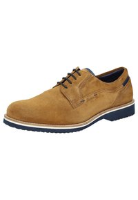 Chaussure en daim beige à lacets avec bout arrondi, surpiqûres blanches, accent de talon bleu marine et semelle en caoutchouc texturée pour une meilleure adhérence.