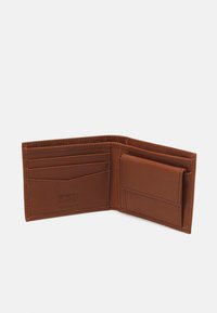 Levi's® CASUAL CLASSICS HUNTE COIN BIFOLD BATWIN UNISEX - Piniginė - light brown