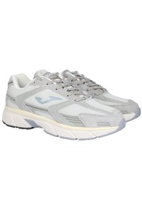 Zapatillas deportivas grises con materiales de malla y ante. Presentan una media suela blanca, cordones grises y acentos azules en el logo lateral y la suela.
