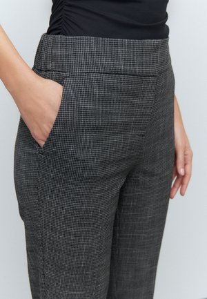 Hallideega hall houndstooth mustriga püksid, millel on kohandatud lõige, küljetaskud ja sile tekstuur. Lihtne vöökoht, millel ei ole nähtavat riistvara.