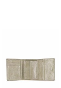 Portefeuille trifold en cuir gris clair avec plusieurs emplacements pour cartes, une pochette à pièces avec rabat et un compartiment à bouton pression, ouvert sur fond blanc.