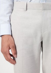 Isaac Dewhirst THE WEDDING LOOK SLIM - Κοστούμι - light grey