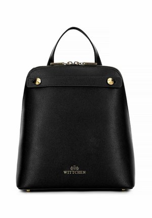 Schwarzer Leder-Rucksack mit strukturiertem Design, goldenen Hardware-Details, einem oberen Griff und einem Reißverschluss. Mit einem Markenlogo an der Unterseite.