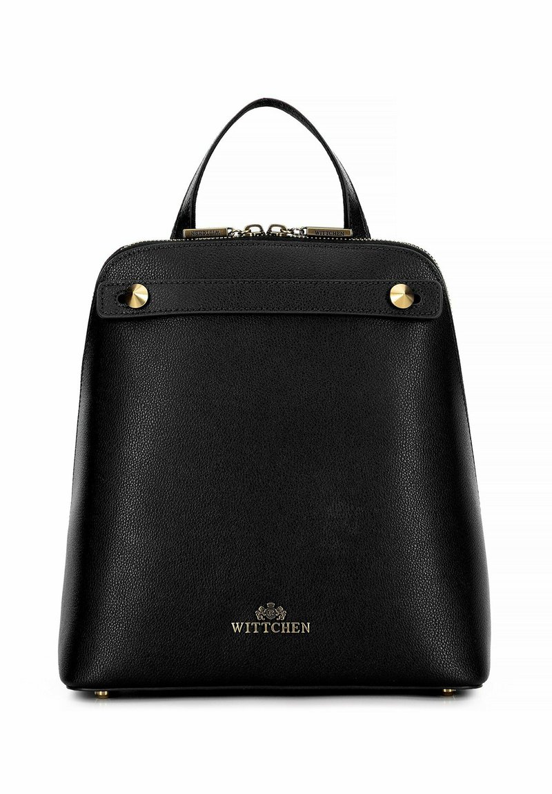 Sac à dos en cuir noir avec une forme structurée, des accents en métal doré, une poignée supérieure et une fermeture éclair. Présente un logo de la marque en bas.