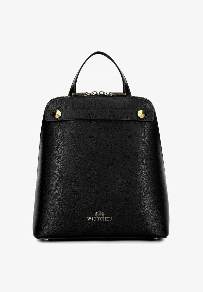 Sac à dos en cuir noir avec une forme structurée, des accents en métal doré, une poignée supérieure et une fermeture éclair. Présente un logo de la marque en bas.