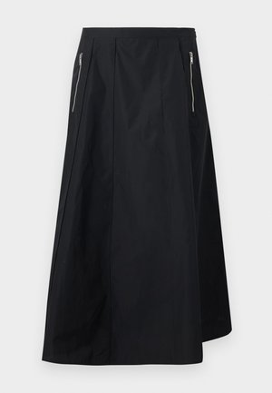 Μαύρη φούστα σε γραμμή Α με μπροστινές πανέλες, δύο κάθετες ασημένιες τσέπες με φερμουάρ κοντά στη μέση και κρυφό φερμουάρ στο πίσω μέρος.