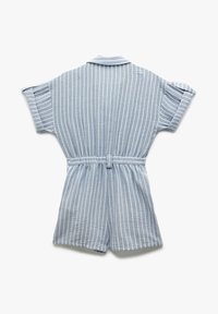 Lysblå vertikalstribet jumpsuit med korte ærmer, kravehalsudskæring og indsnøret talje, lavet af et blødt, struktureret stof.