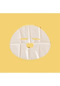 Masque facial en hydrogel, forme ovale, blanc avec de petites perforations, découpes pour les yeux et la bouche, présenté sur un fond jaune.