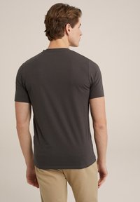 Camiseta de manga corta gris oscuro, diseño ajustado, textura suave, con un clásico cuello redondo y mínimo detalle de costura.