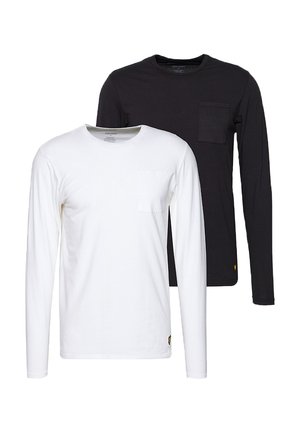 To langærmede t-shirts med rund hals, en hvid og en sort, hver med en lille brystlomme og et lille logo nær sømmen.