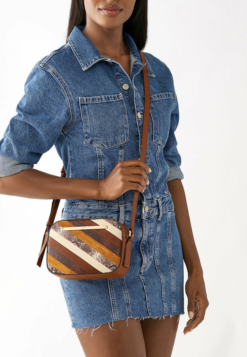 Sac bandoulière avec une bandoulière en cuir marron, présentant un design rayé dans des tons beige, marron et or. Surface texturée et forme rectangulaire.