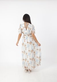 Maxikleid aus leichtem, floralem Stoff mit blauen und braunen Blumen, kurzen Ärmeln, geschmücktem Bund und einer Bindeschleife im Rücken.