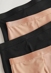 Tre par stretchbyxor i tyg: två svarta par och ett hudfärgat par, med slät textur och elastiska midjor.