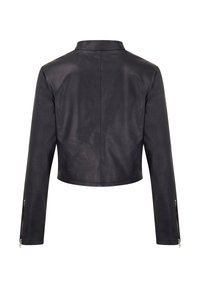 Svart kort läderjacka med långa ärmar, liten krage och dragkedjefästen. Slät yta utan synliga mönster eller dekorationer.