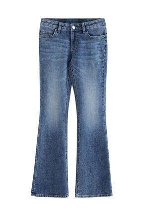 Blå denimjeans med let udvidede ben, falmet forside på låret, knappelukning samt for- og baglommer, lagt fladt på hvid baggrund.